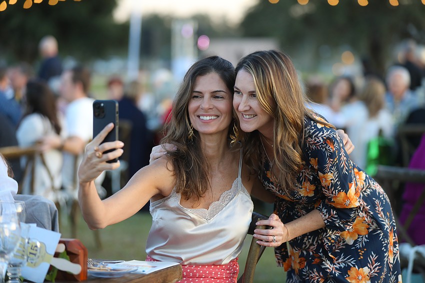 Bia Antunes and Jenny Alday Townsend take a selfie before dinner.