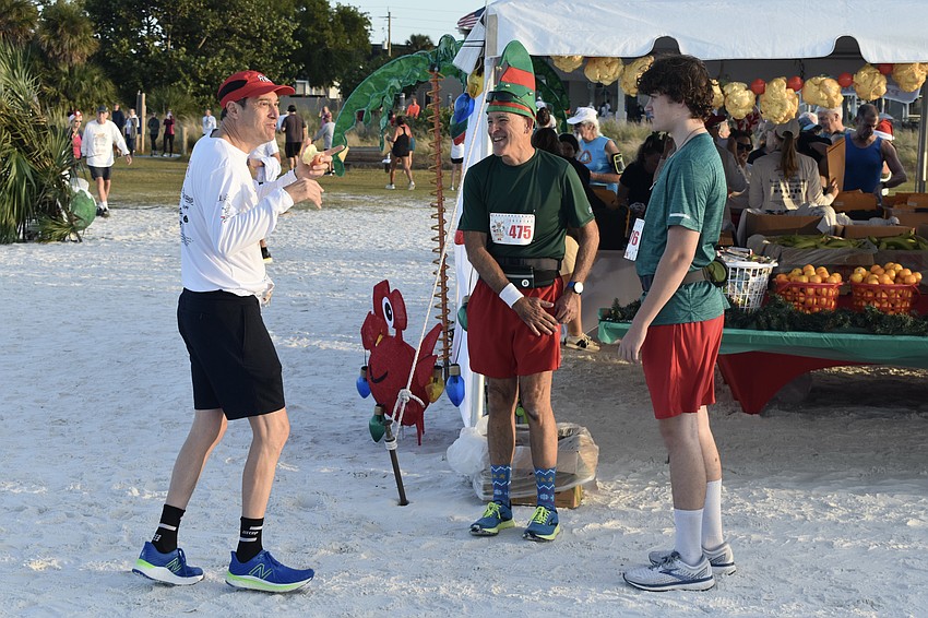 Bob Hoffman talks with Charlie Roberts and Kaleb Fritz before the run.