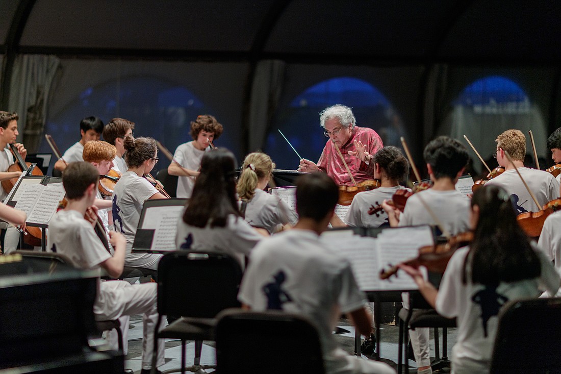 Itzhak Perlman conducts students in the Perlman Music Program's winter residency in Sarasota/Bradenton.