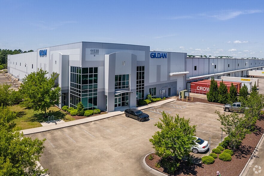 Gildan expanding to lease entire almost 900,000squarefoot North