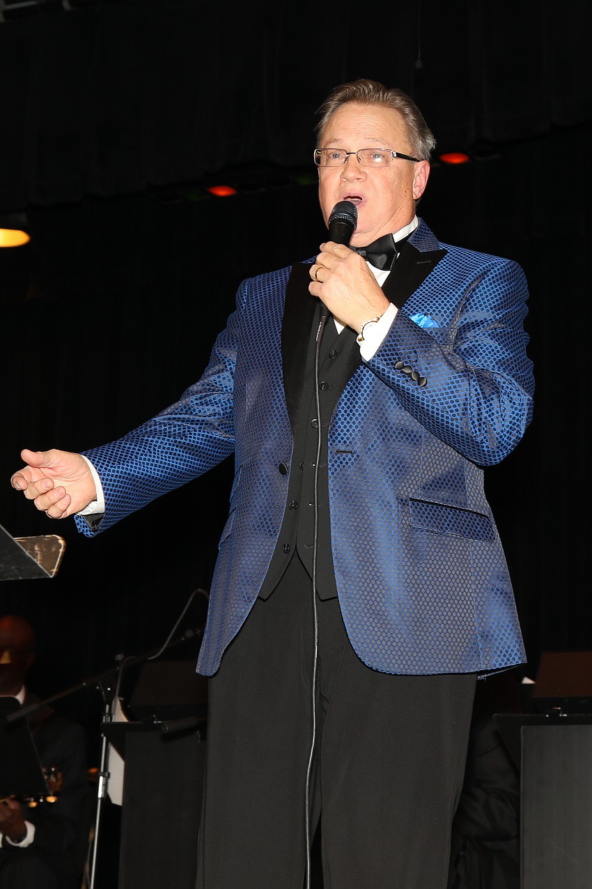 Closed eyes would not believe vocalist David Pruyn's cover of Sinatra's 