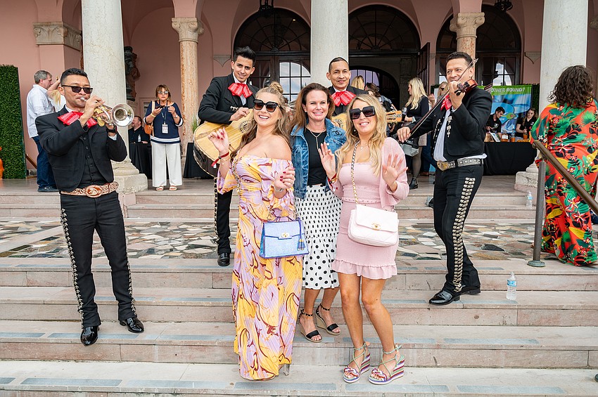 Julianna Burns, Deidre Beaudette, Carolina Cotran and the band, Viva Mexico