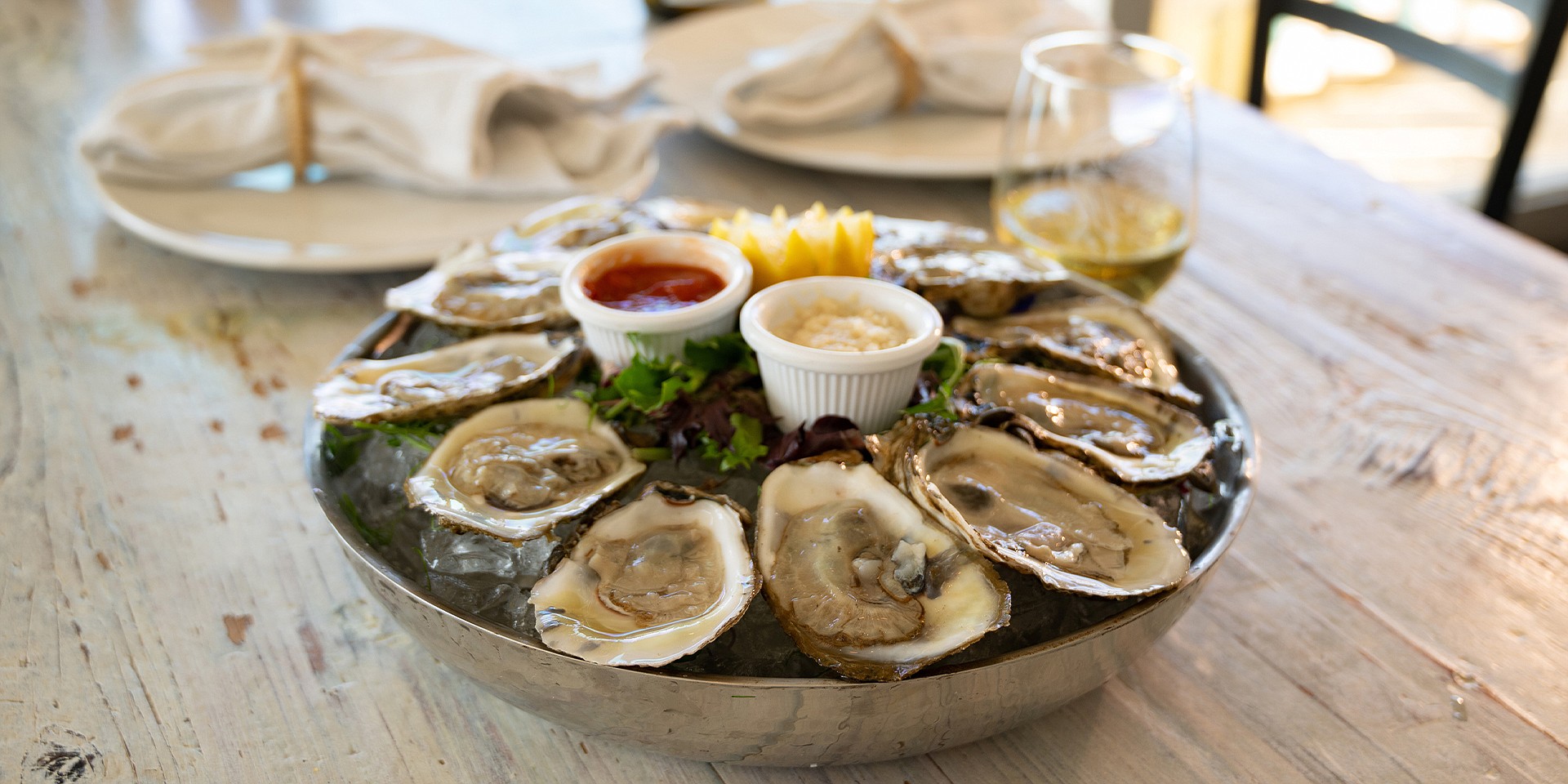 Pop’s Sunset Grill is a hopping spot for oyster tasting.