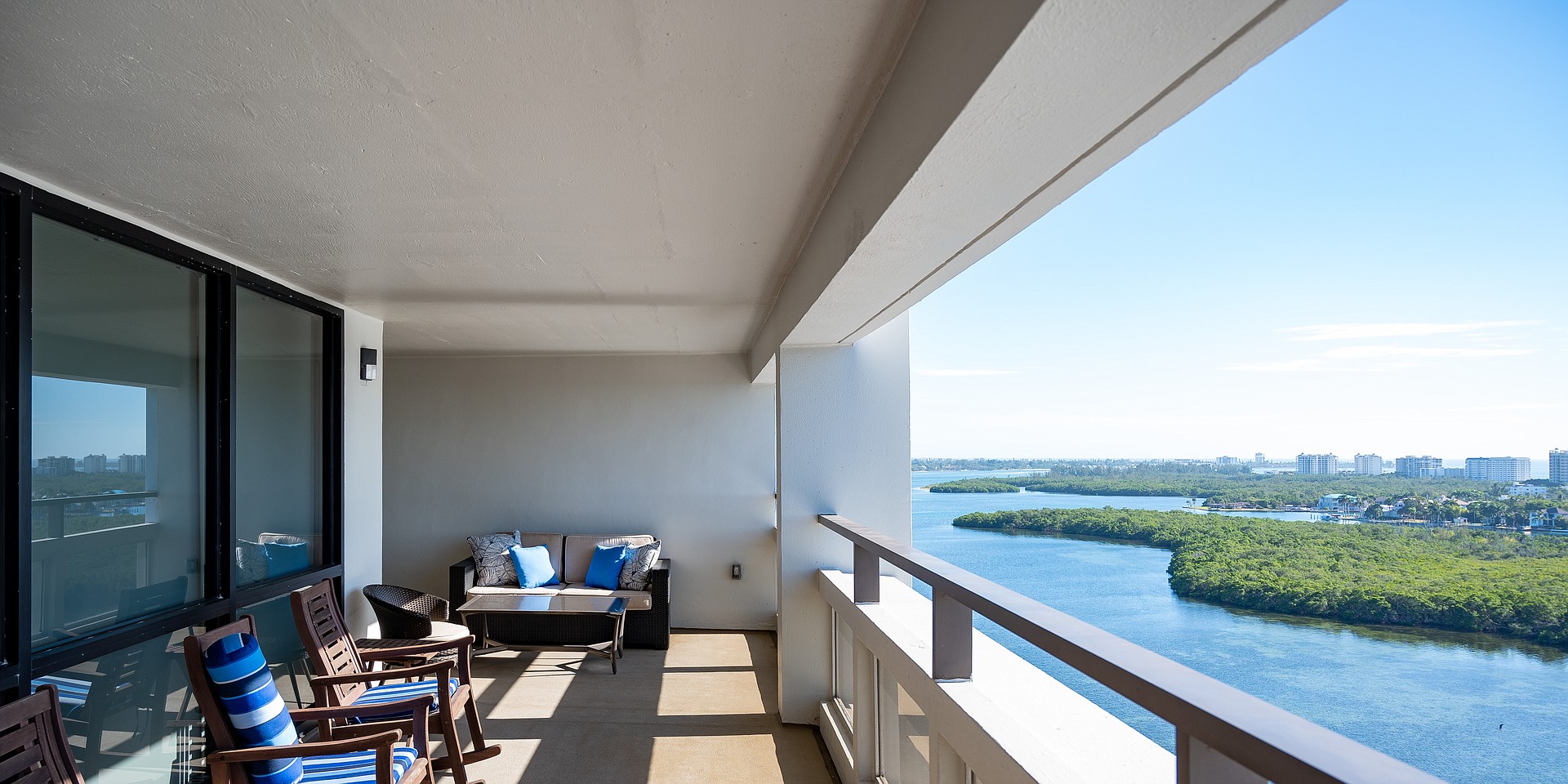 Located on the edge of Sarasota Bay, Plymouth Harbor offers stunning water and city views.