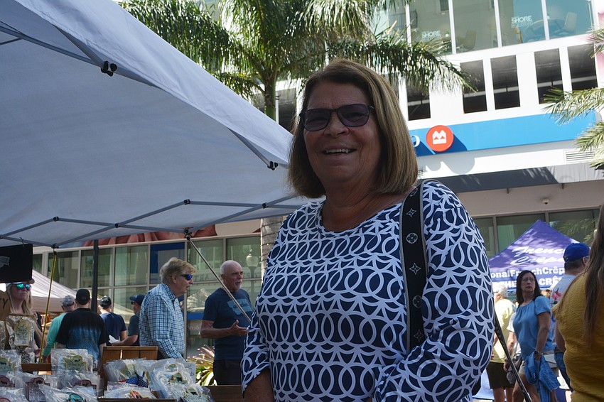 Randi McCurdy browsing the Sarasota Farmers Market