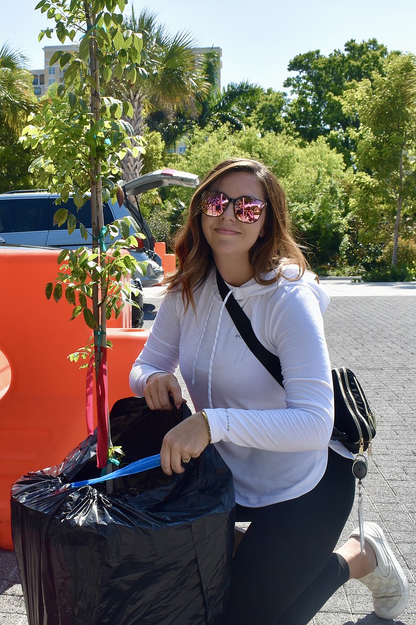 Kalyn Ennis of Sarasota County packages a free tree.