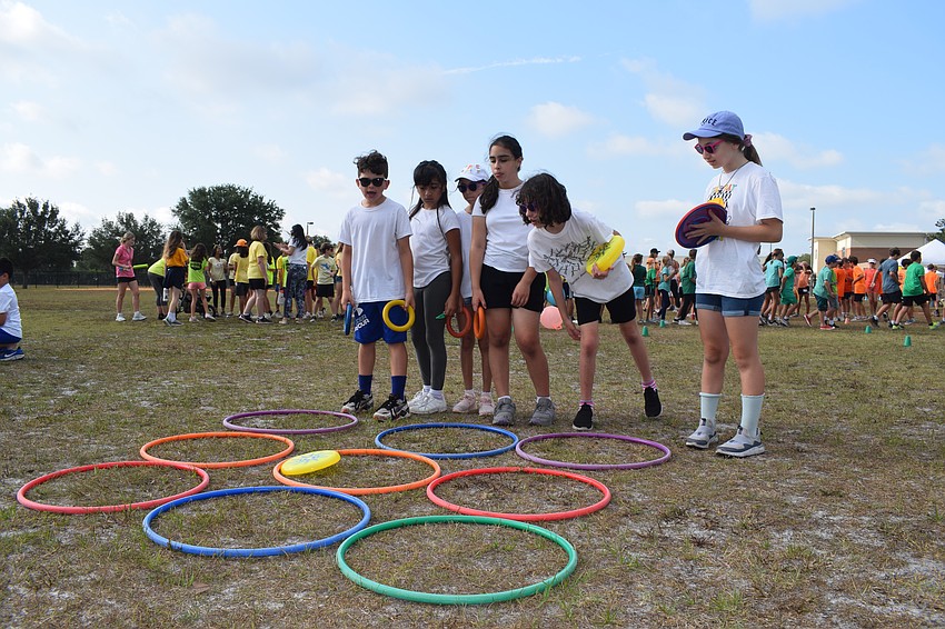 Fourth graders Nick Gelsomine, Sohe Delfino, Sofia Velez, Daniela Boscan and Moreland Riggenbach play tic-tac-toe.