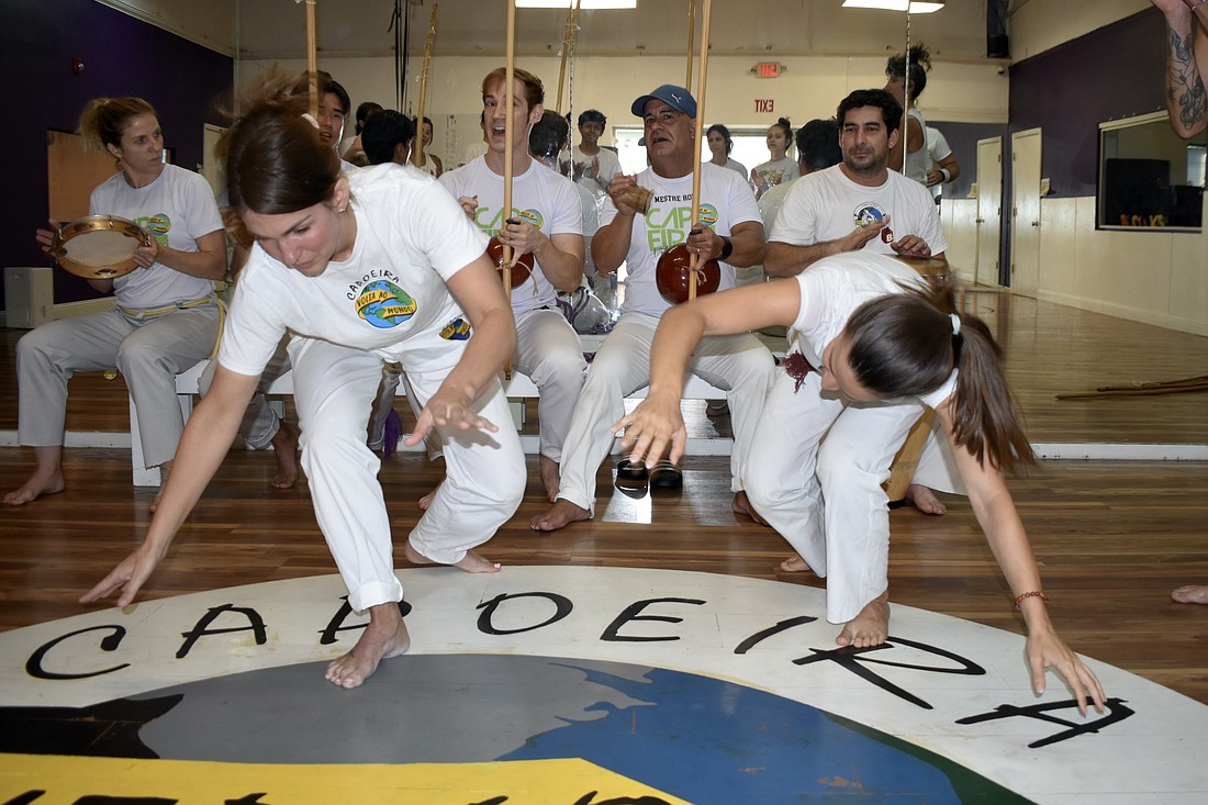 Heidi Ayala and Nina Costa enter the circle of the roda.