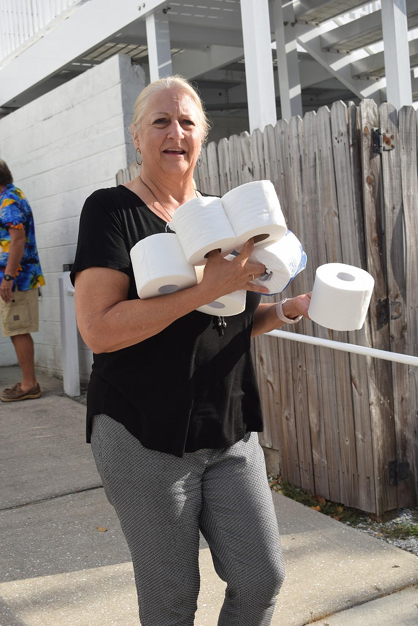 Becky Lietzau helping load Gary Scott's car