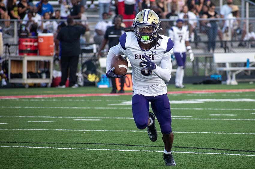 Booker High's Rashawn Peterson runs into the open field against Cardinal Mooney High.