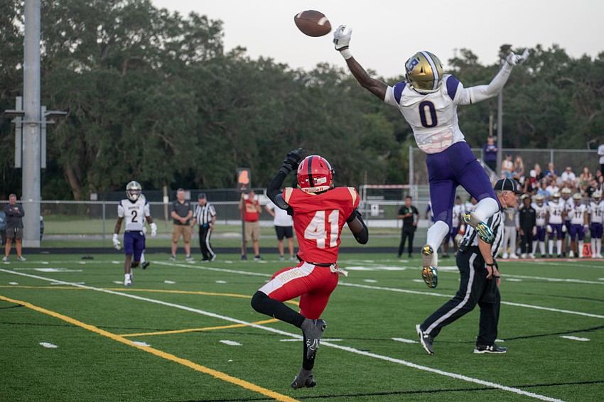 A Booker High pass intended for Chuck Kennon (0) falls incomplete.