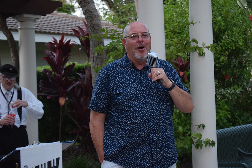 Pastor Ken Blyth thanking people for coming to the Jazz DaddyOs concert