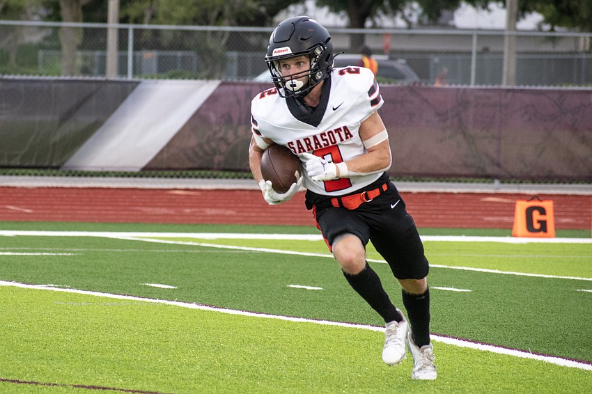 Sarasota High freshman Ravon Roberts takes a wide receiver reverse against Braden River High.