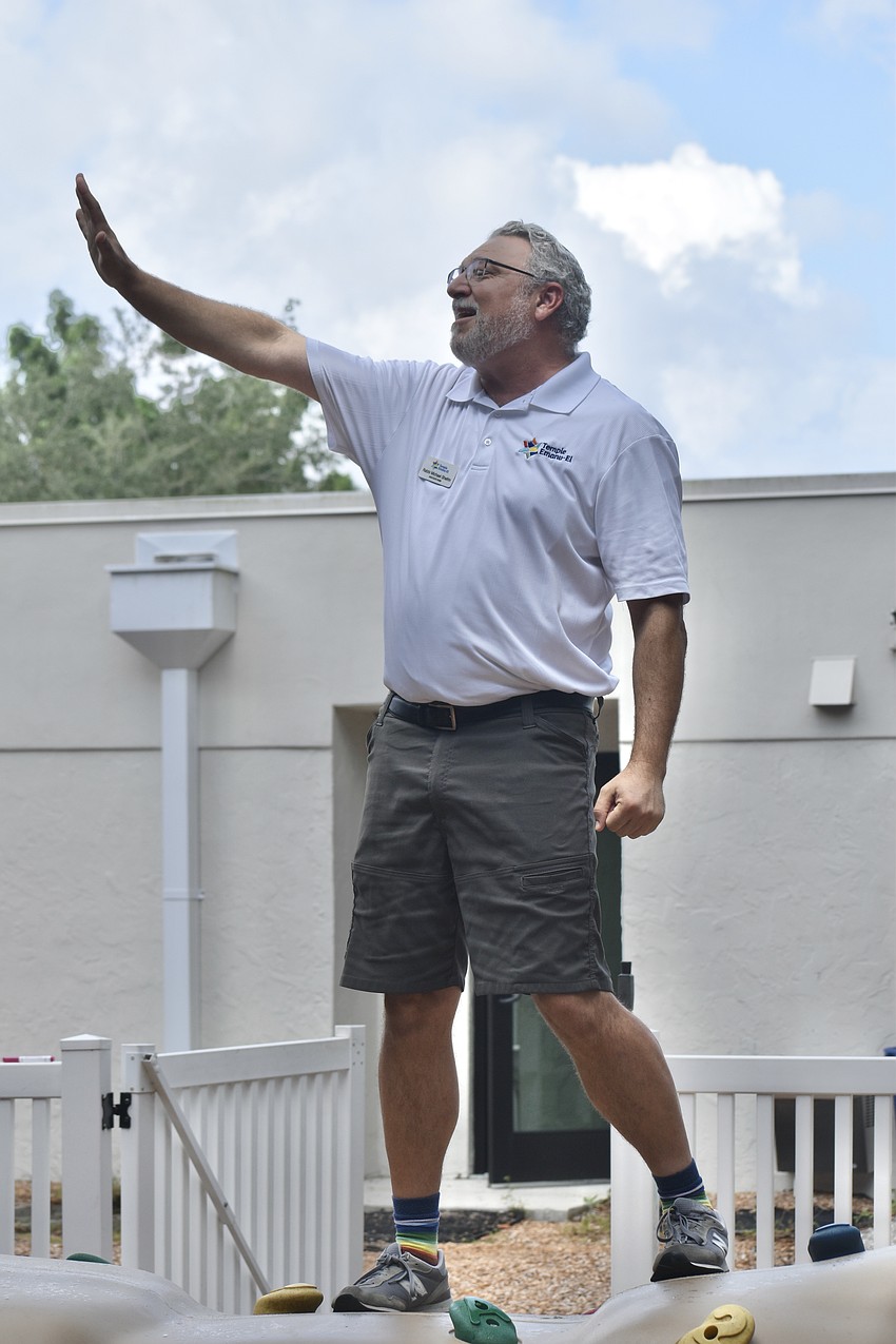 Rabbi Michael Shefrin announces the start of Tot Shabbat.