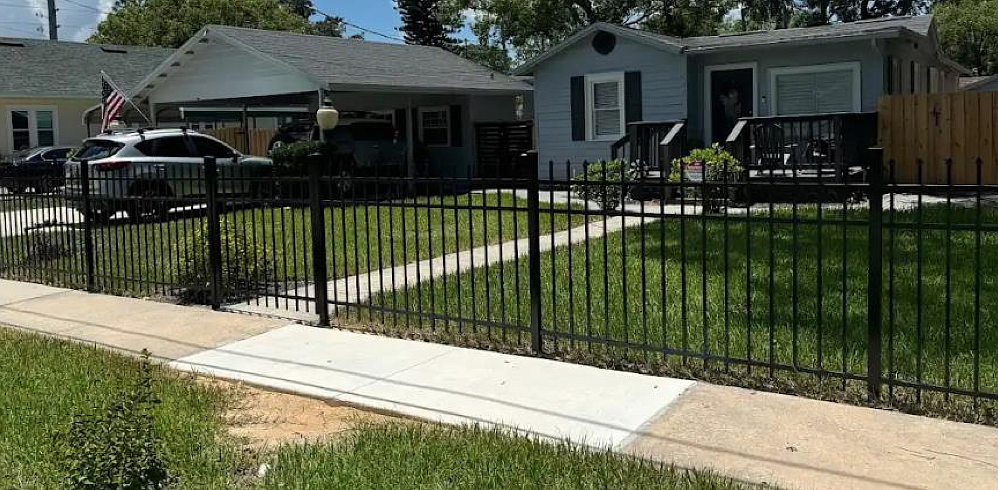 This picture of the subject property shows the fence located at 530 S. Lakeview Ave., Winter Garden.