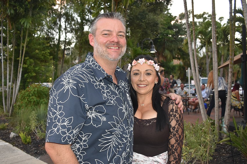 Broc Smith and Ale Guzman embraced the flower theme.