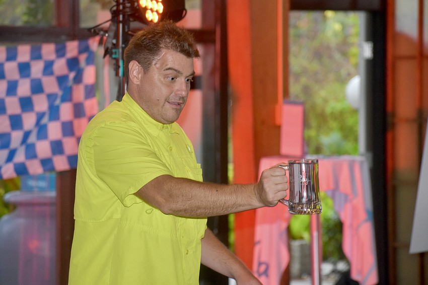 Anthony Schepp makes every effort to hold out until the end of the steinhoisting contest.