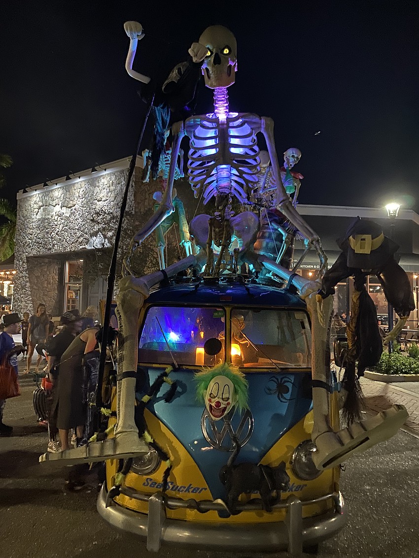 The vacuum mounts that normally hold down the wheels of a bicycle hold down the skeleton's legs instead.