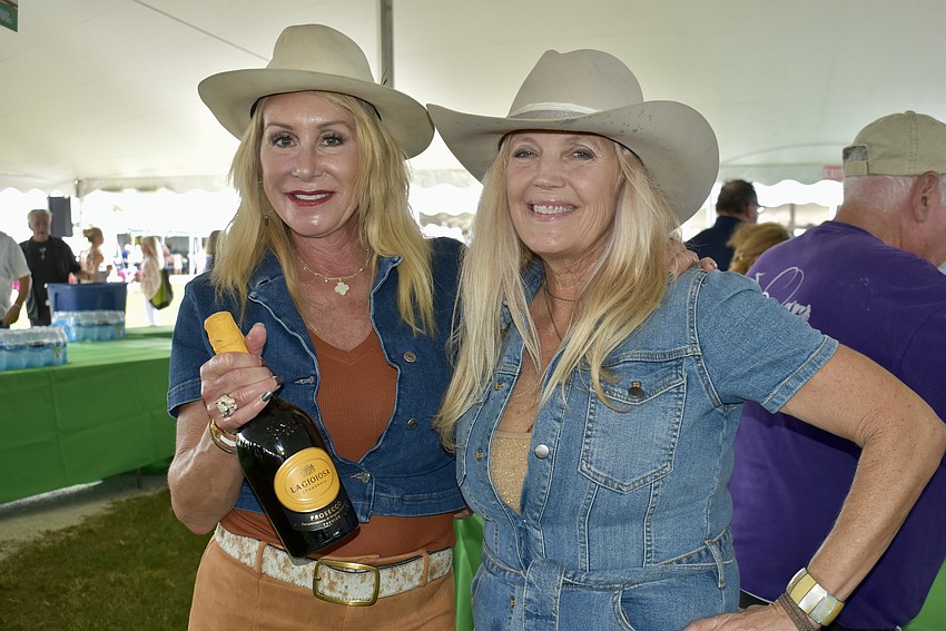 Jennifer Allen and Dana Weppner pour wine for the Signature Wine Room.