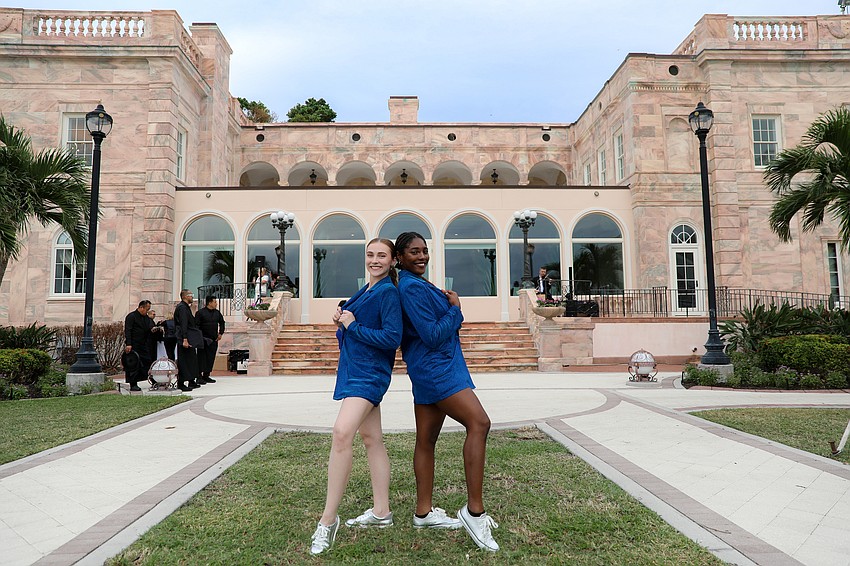 Contemporary dancers Amber Slay and Sarah Affainie entertain during cocktail hour.