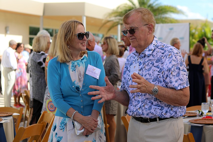 Isabelle Striplin and Larry Wickless chat at the Artful Lobster.