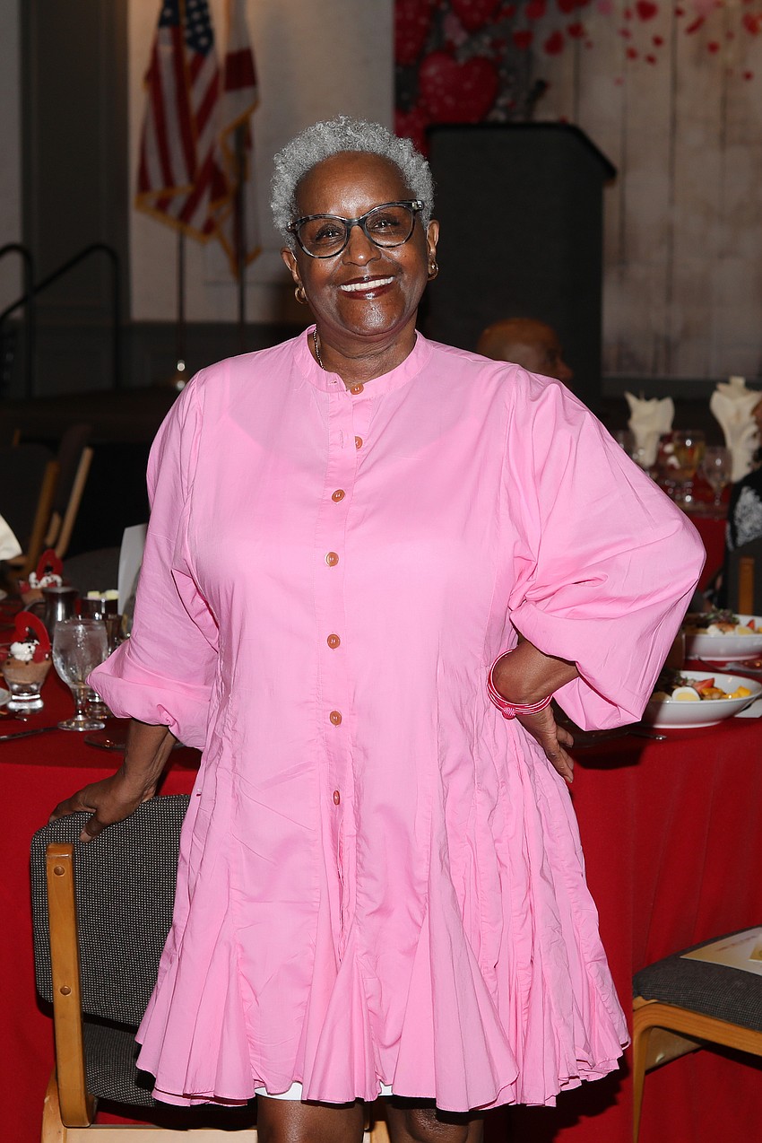 Nadine Coles is rockin' her pink dress for the VMA  Love Lunch.