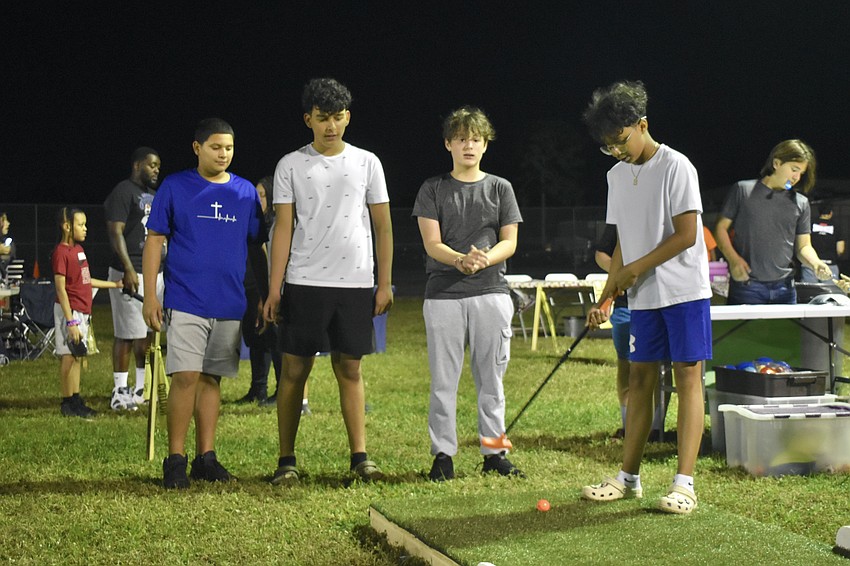 Seventh graders Naovet Alvarez, José Arambarrio, Fabio Escalona and Yandy Acosta play a round of putt-putt.