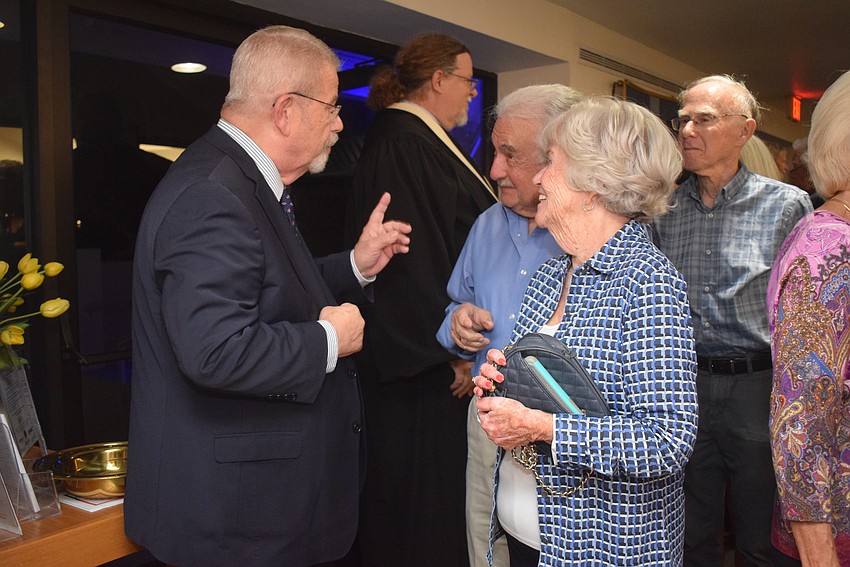 Rabbi Stephen Sniderman greeted Bonnie and Len Libman after the service.