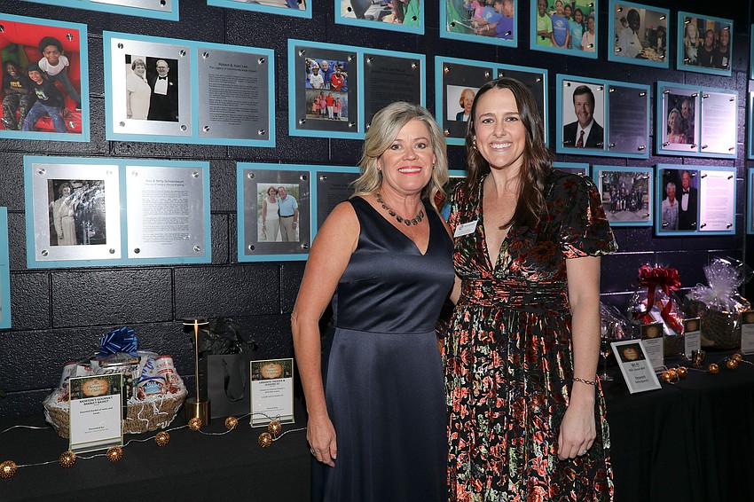 Robyn Sadlo and Sara Howe catch up during the cocktail hour.