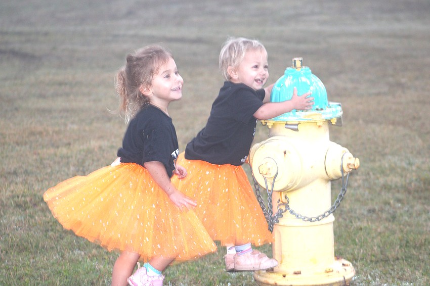 Amiya and Asheye Goncalves found a way to occupy themselves before the 2024 Florida Turkey Trot at Nathan Benderson Park on Thanksgiving Day.