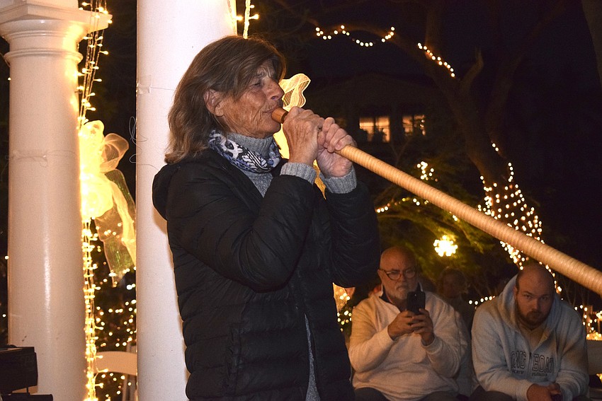 Ursula Abplanalp opens the night by playing her Swiss Alphorn.