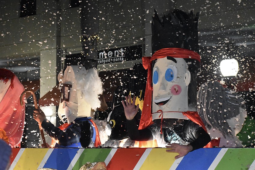 The CreArte Latino float arrives.