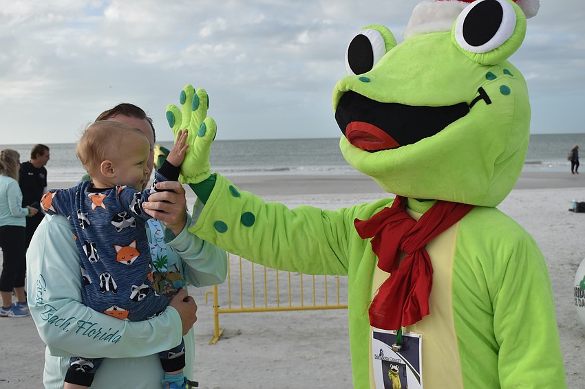 Graham Sencabaugh and Rigel Sencabaugh, 1, meet Floody the Frog (Jim Grimes.)