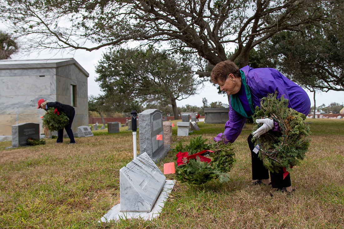 Ormond-by-the-Sea resident Bobbie Cheh, of the Lions Club, helped lay wreaths. Photo by Suzanne McCarthy
