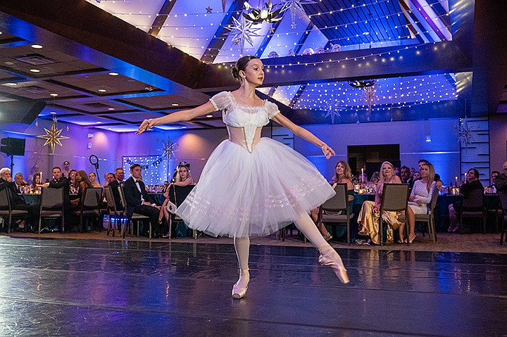 Elin Mulock performs for the guests.