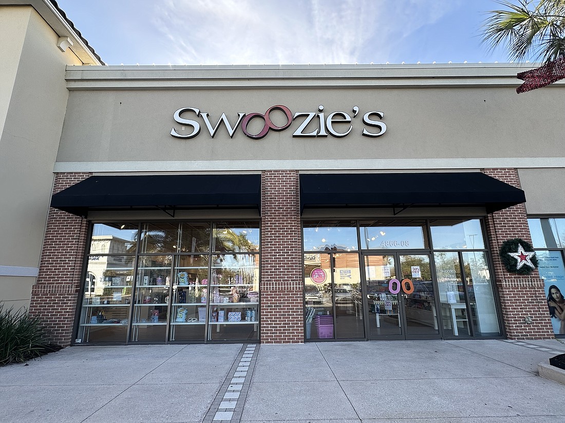 Swoozie’s is closing its gifts and decor store in The Markets at Town Center as part of the chain’s closure of 10 stores in seven states.