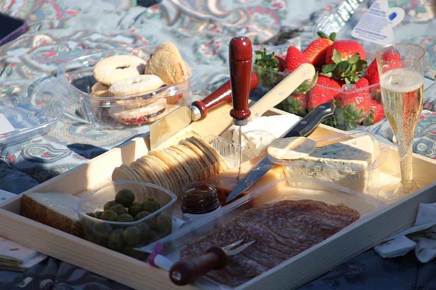 Although TerraNova offers a VIP lunch, some visitors brought their own picnic basket, competed with champaign, cheese, strawberries and crackers.