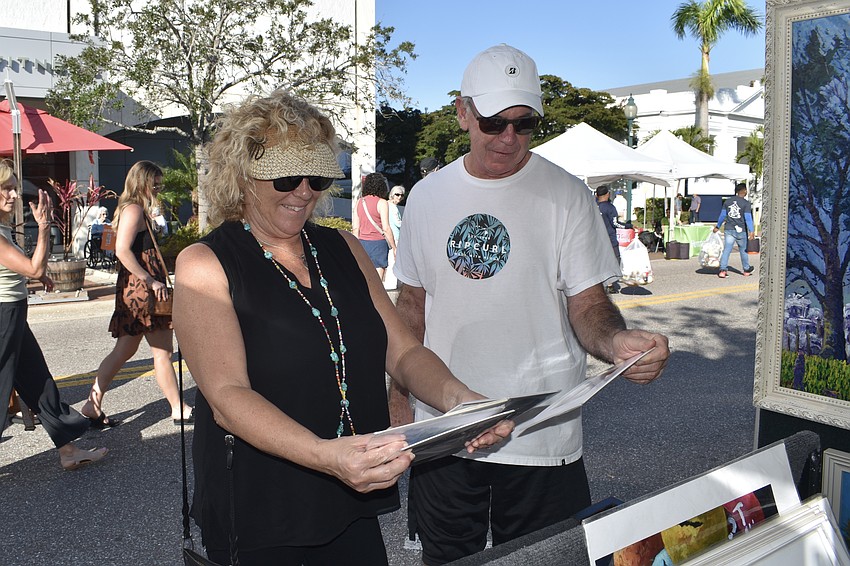 Maureen and Patrick Daugherty browse art prints.