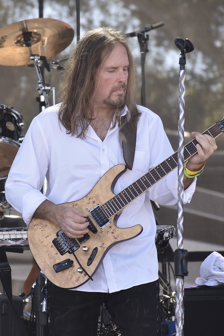 Terry Schambers performs with Johnny Diamond.