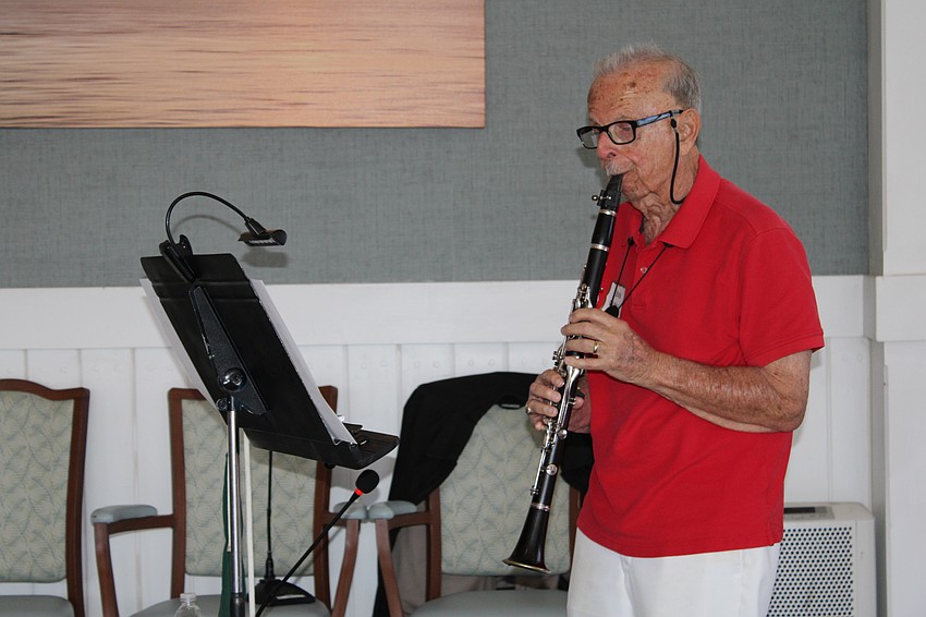 Clarinetist Bob Geraci serenades attendees.