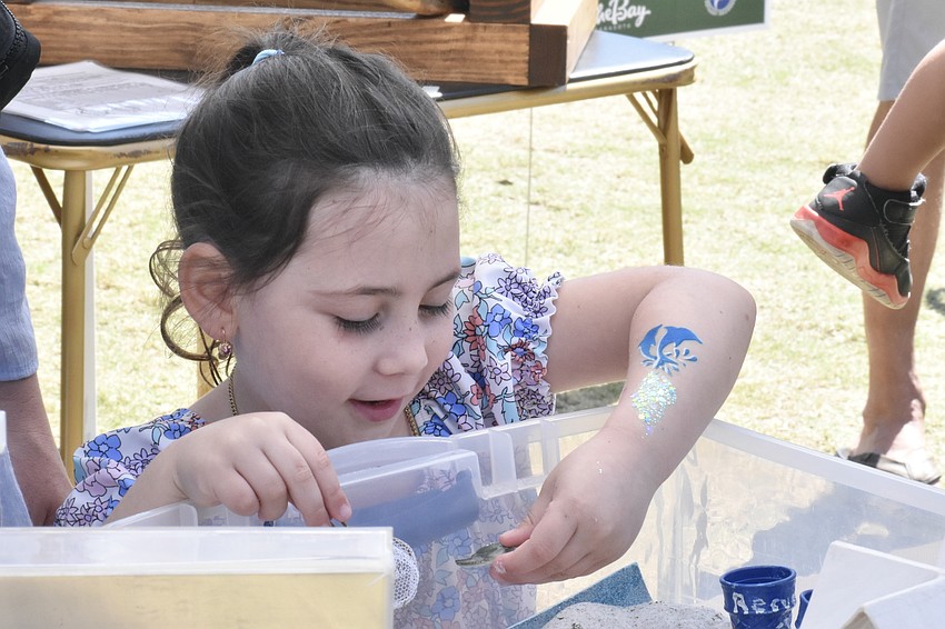 Luna Geraci, 4, discovers a model turtle.