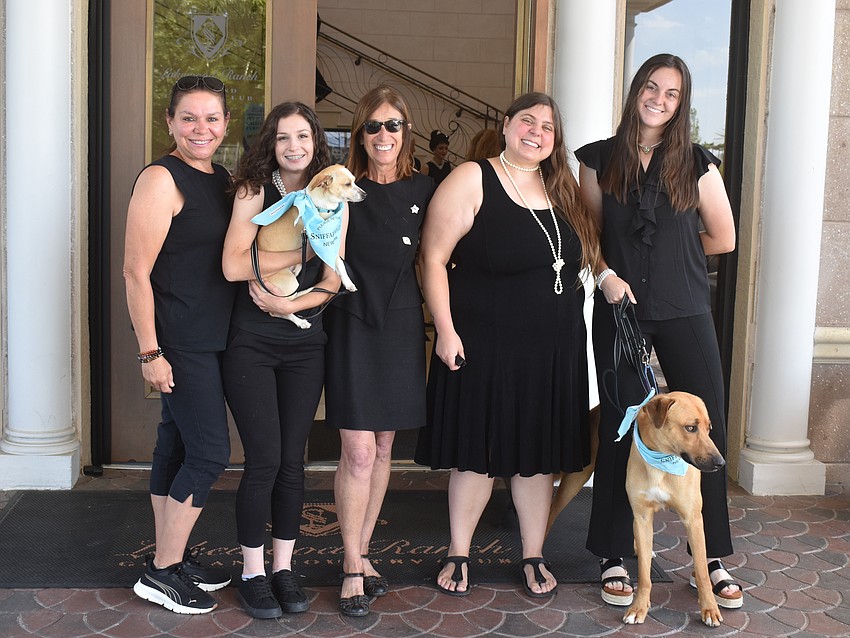 Evelyn Hernandez, Morgan Tinl, Lucy Kisela, Dani Ziegler, and Mora Jordan pose with shelter dogs Des and Rigo.