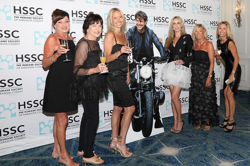 Together with Tom Cruise are Rita Holder, Teresa Jones, Pennie Hodges, Samantha Jennen, Vicki Thompson and Elizabeth Seymour.