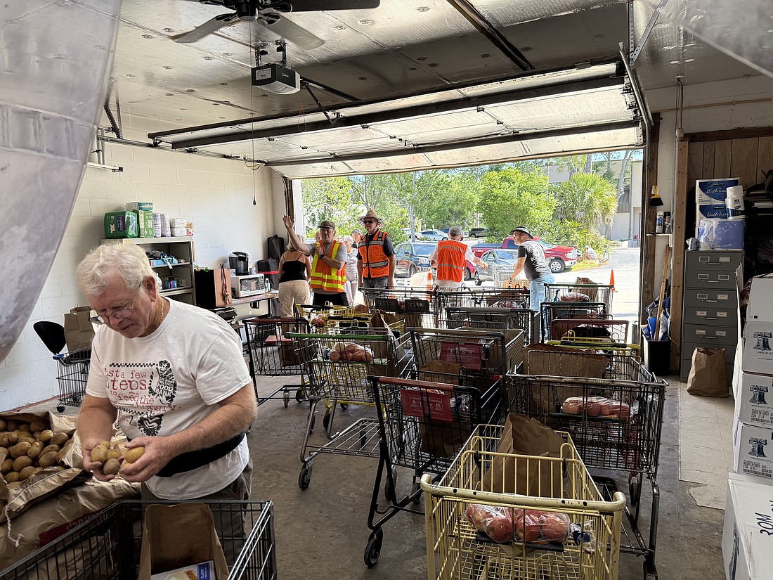 Jewish Federation volunteers help feed families for Easter. Courtesy photo