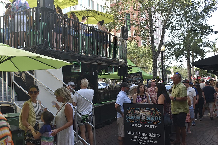 The party takes place outside El Melvin.