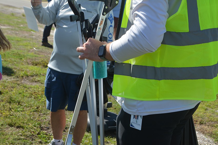 Volunteers working together for Motes Sea to Shore: Clean and Explore.