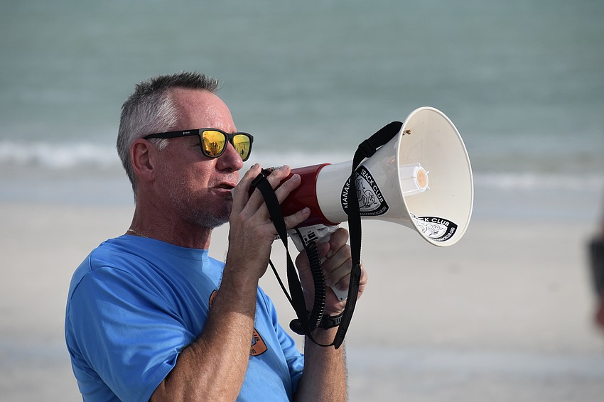 Rob Loeffler announces the start of the race.