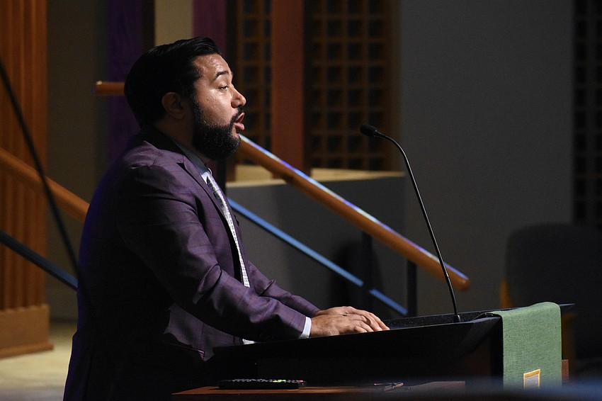 Jessé Martins explains the focus of the concert.