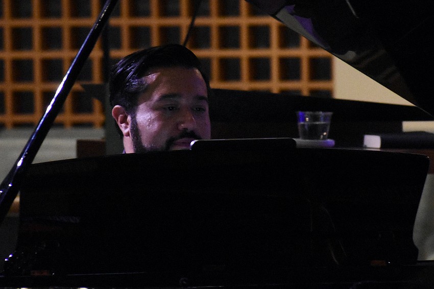 Jessé Martins plays the piano.