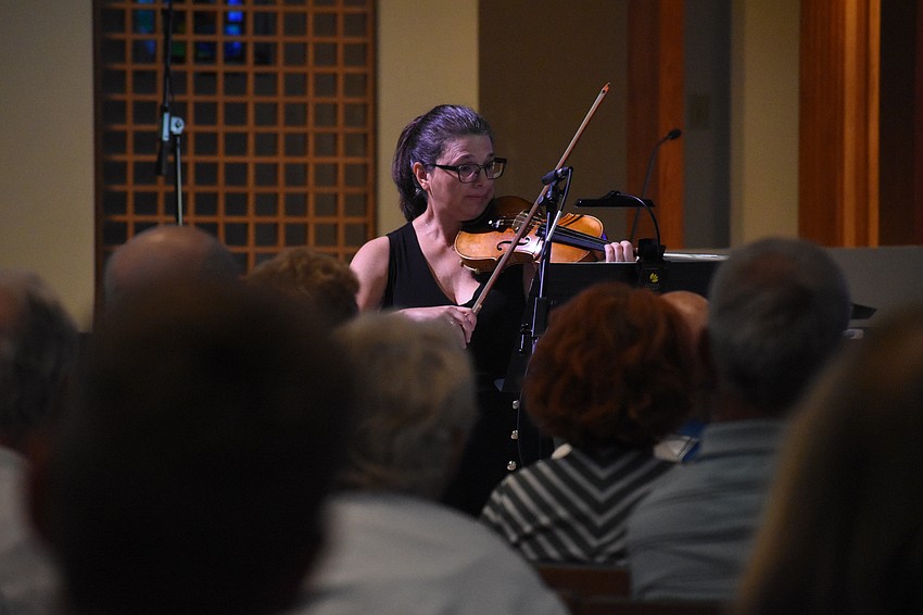 Milene Moreira plays the violin.